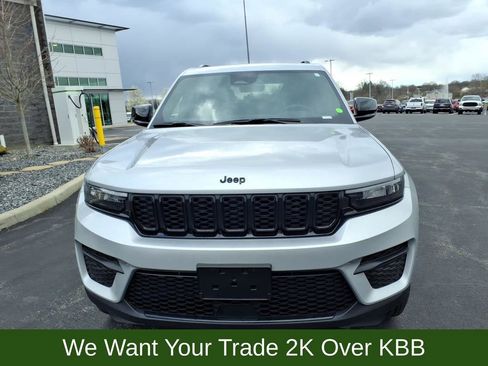 Used 2025 Jeep Grand Cherokee 4WD image 8