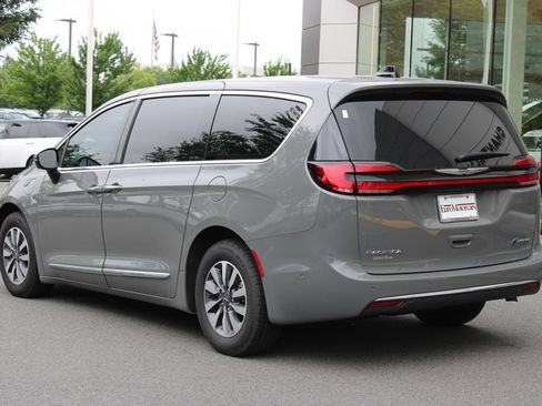 Used 2023 Chrysler Pacifica Limited w/ Uconnect Theater Family Group FWD image 6
