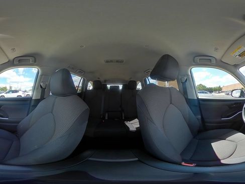 Used 2025 Toyota Highlander LE FWD image 44