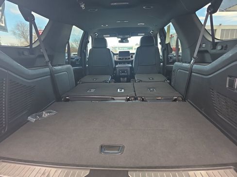 Used 2023 Chevrolet Suburban Premier image 19