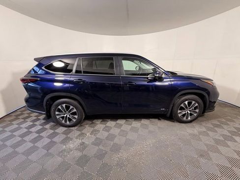 Used 2024 Toyota Highlander XLE AWD/4WD image 17