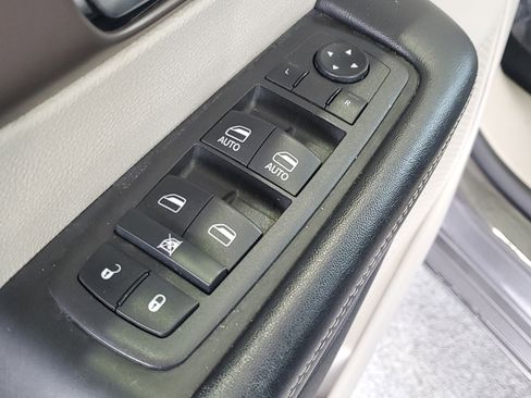 Certified 2022 Chrysler Voyager LX FWD image 17