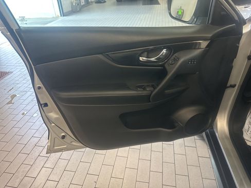 Used 2019 Nissan Rogue SL w/ Premium Package FWD image 21
