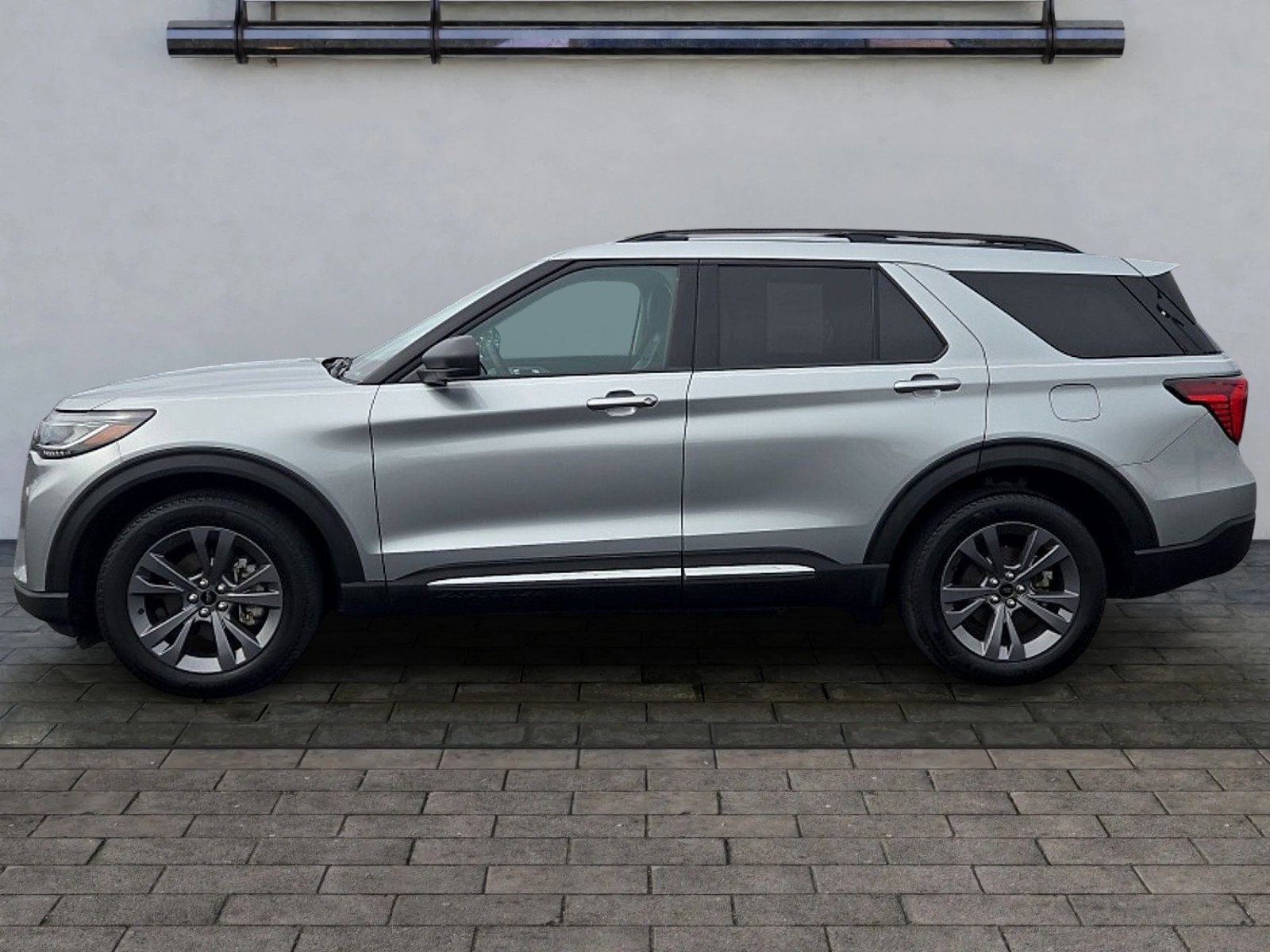 Used 2025 Ford Explorer Active w/ Active Comfort Package AWD/4WD image 6