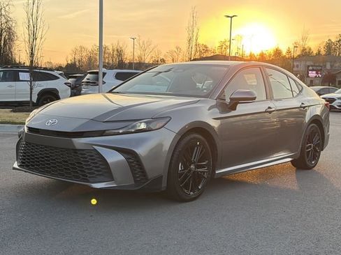 Used 2025 Toyota Camry SE image 7