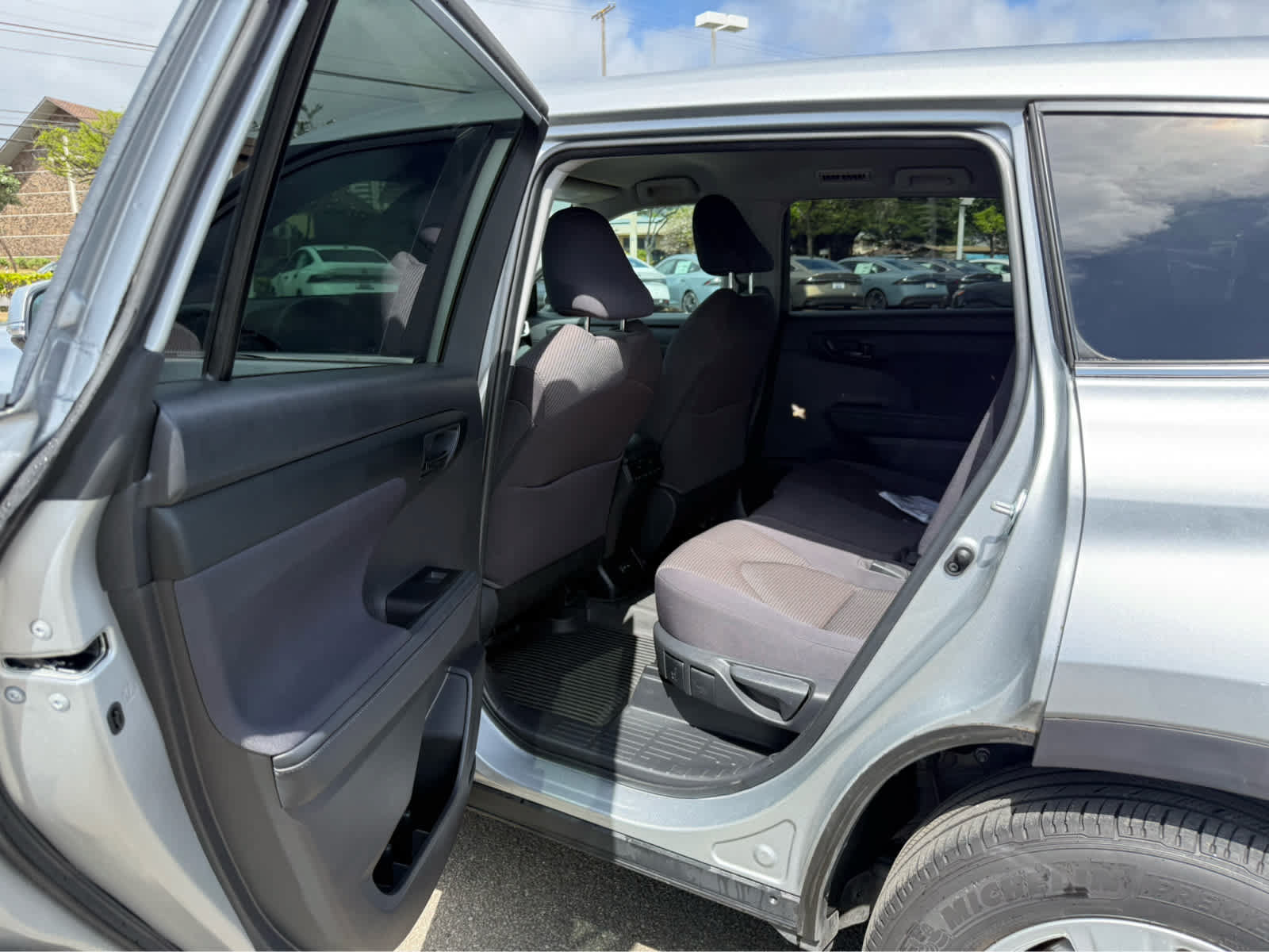 Used 2023 Toyota Highlander LE FWD image 9