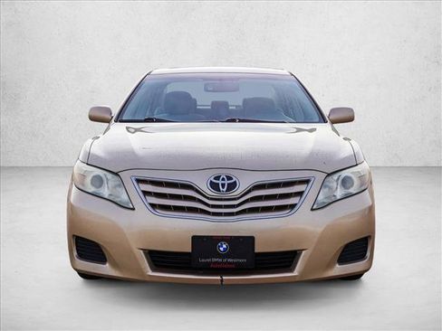 Used 2010 Toyota Camry LE image 2