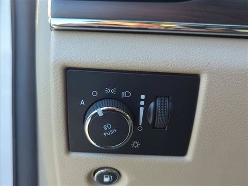 Used 2020 Jeep Grand Cherokee Overland AWD/4WD image 11