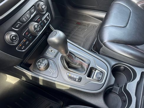 Used 2019 Jeep Cherokee Trailhawk w/ Cold Weather Group AWD/4WD image 36