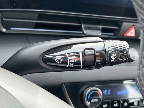 Certified 2025 Hyundai Elantra SEL image 22