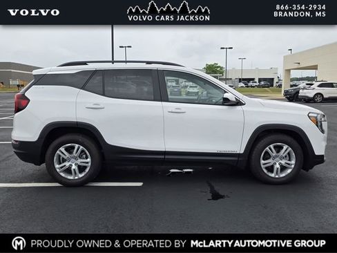 Used 2024 GMC Terrain SLE w/ Driver Convenience Package FWD image 3