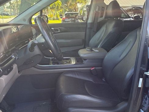 Used 2025 Kia Carnival FWD image 9