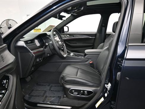 Used 2024 Jeep Grand Cherokee Overland w/ Luxury Tech Group IV image 12