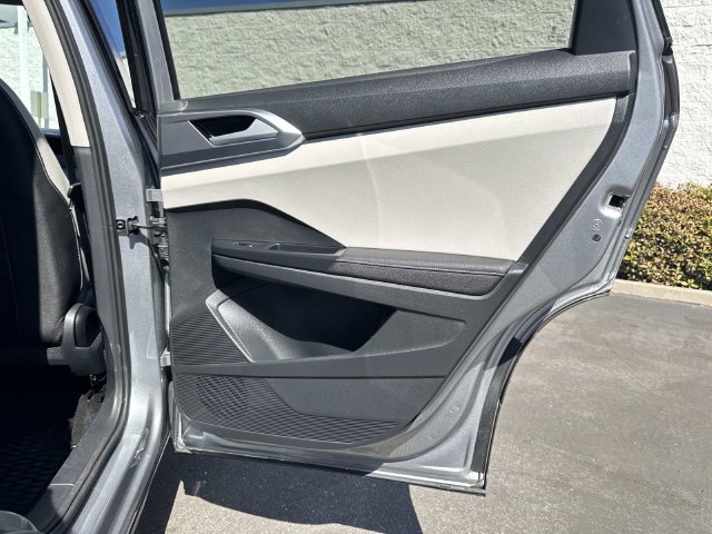 Certified 2025 Volkswagen Taos SE FWD image 31