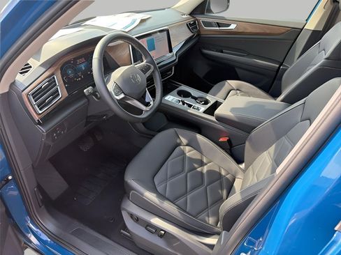 Used 2025 Volkswagen Atlas SE AWD/4WD image 11
