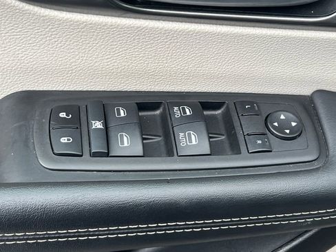 Used 2024 Chrysler Pacifica Touring-L FWD image 18
