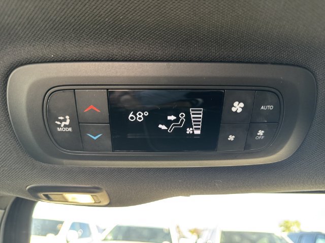 Used 2025 Chrysler Pacifica Limited FWD image 22