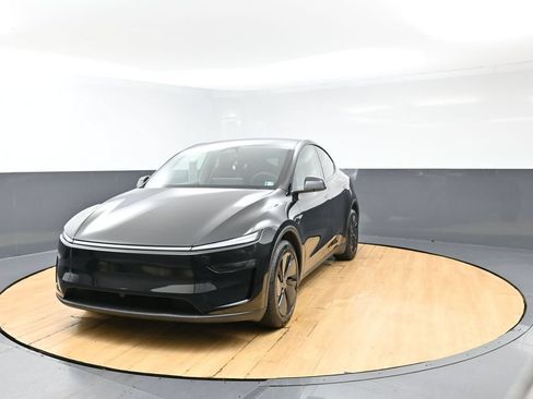 Used 2026 Tesla Model Y Long Range RWD image 4