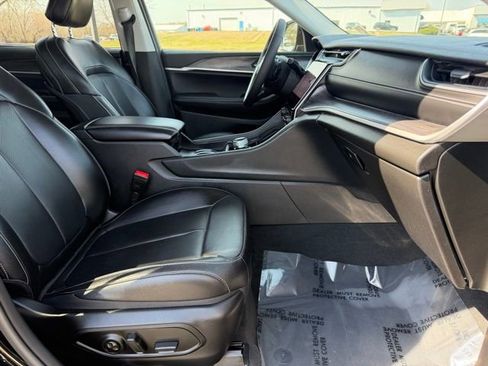 Used 2023 Jeep Grand Cherokee L Limited w/ Luxury Tech Group II image 9