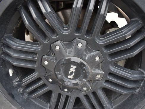 Used 2021 Nissan Titan SV w/ SV Convenience Package image 11