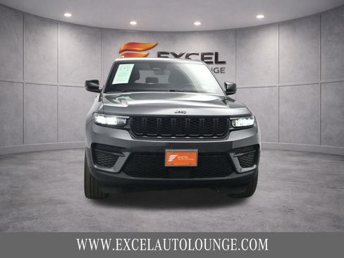 Used 2022 Jeep Grand Cherokee Altitude AWD/4WD image 12