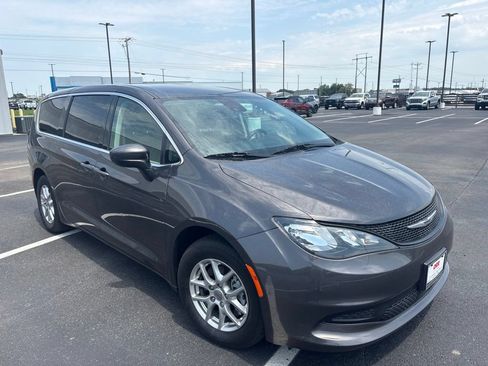 Used 2023 Chrysler Voyager LX FWD image 5