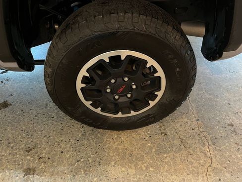 Used 2025 Toyota Tacoma TRD Off-Road AWD/4WD image 29