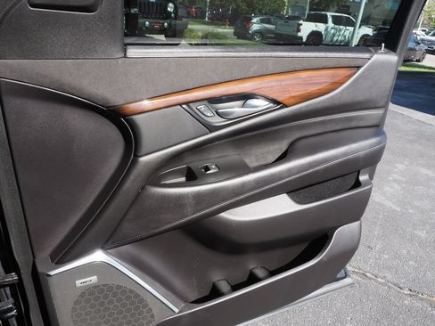 Used 2020 Cadillac Escalade ESV 4WD image 25