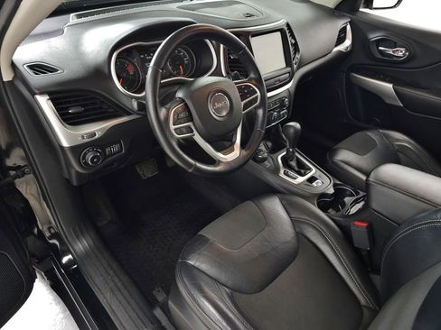 Used 2018 Jeep Cherokee Latitude Plus w/ Cold Weather Group AWD/4WD image 16