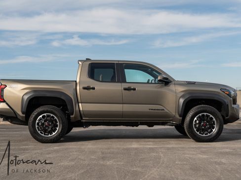 Used 2025 Toyota Tacoma TRD Off-Road image 9
