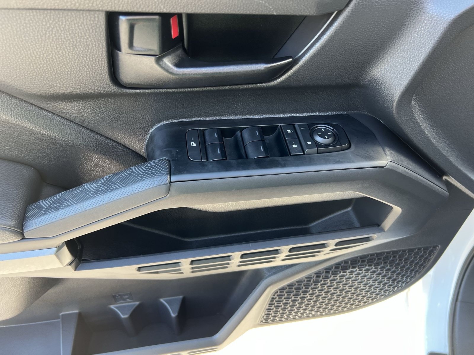 Used 2025 Toyota Tacoma SR5 AWD/4WD image 14