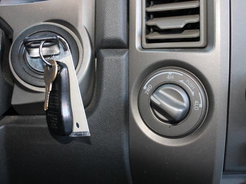 Used 2005 Nissan Titan LE w/ (R02) LE Off-Road Pkg image 43