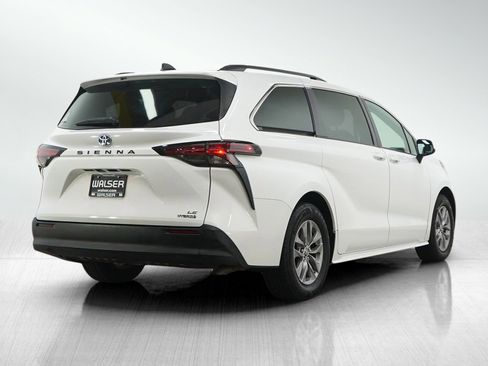 Used 2022 Toyota Sienna LE image 5