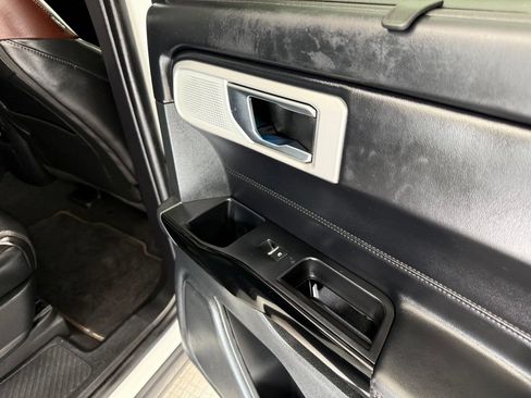 Used 2022 Ford Explorer Platinum w/ Equipment Group 601A AWD/4WD image 32