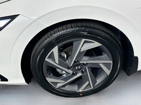 New 2025 Hyundai Elantra Limited image 22