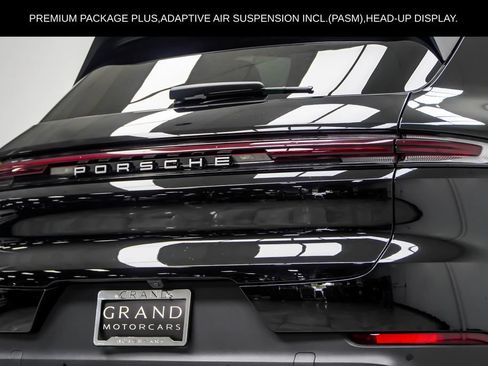 Used 2024 Porsche Cayenne AWD/4WD image 16