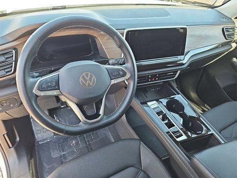 Used 2025 Volkswagen Atlas SE image 16