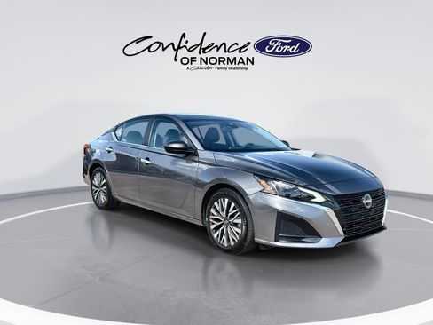 Used 2025 Nissan Altima 2.5 SV FWD image 11