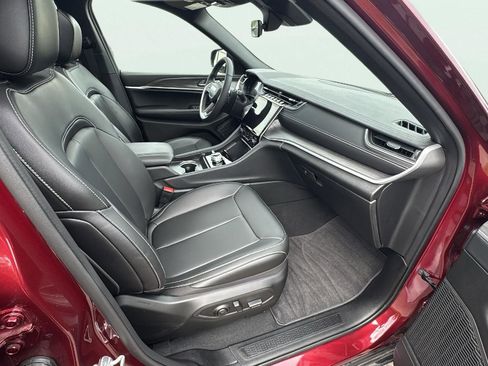 Used 2025 Jeep Grand Cherokee L Limited image 17