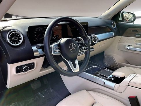 Used 2023 Mercedes-Benz GLB 250 w/ Premium Package image 15