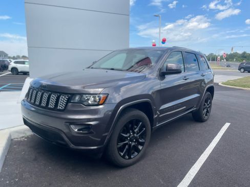 Used 2018 Jeep Grand Cherokee Altitude AWD/4WD image 1