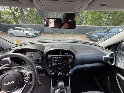 Used 2025 Kia Soul LX w/ LX Technology Package FWD image 32