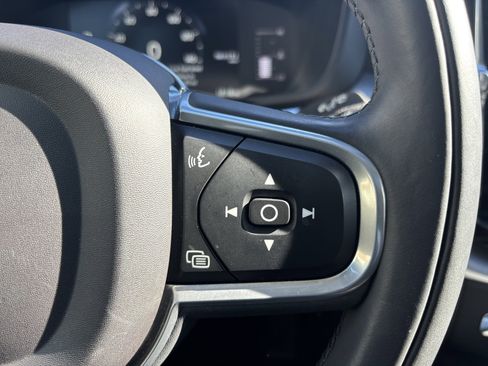 Used 2018 Volvo XC60 T5 Momentum w/ Protection Package Premier image 9