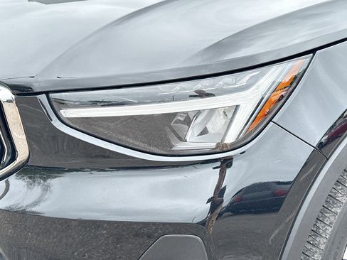 Used 2023 Volvo XC40 B5 Plus AWD/4WD image 9