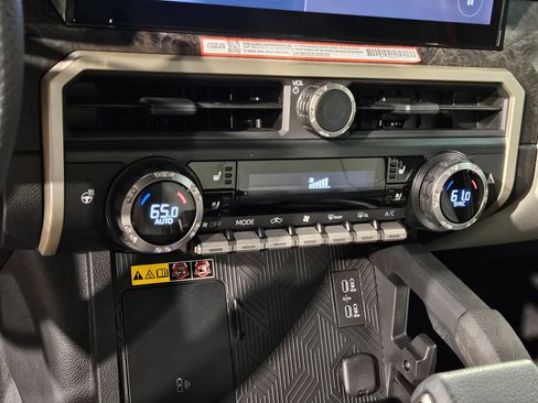 Certified 2025 Toyota Tacoma Limited AWD/4WD image 31
