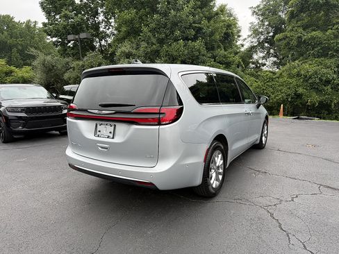 Used 2023 Chrysler Pacifica Touring-L AWD/4WD image 6