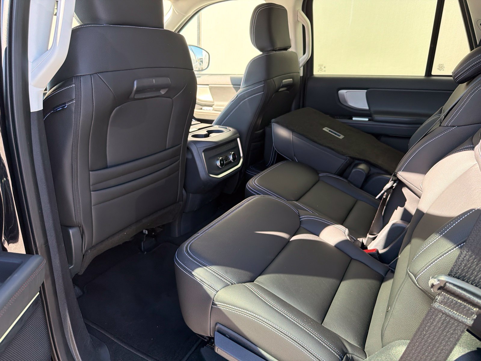 Used 2025 Ford Expedition Active AWD/4WD image 9