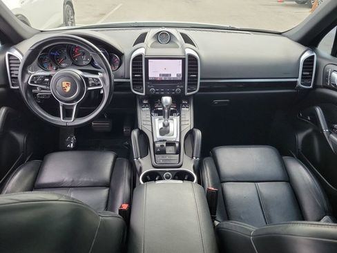 Used 2018 Porsche Cayenne Platinum Edition image 2
