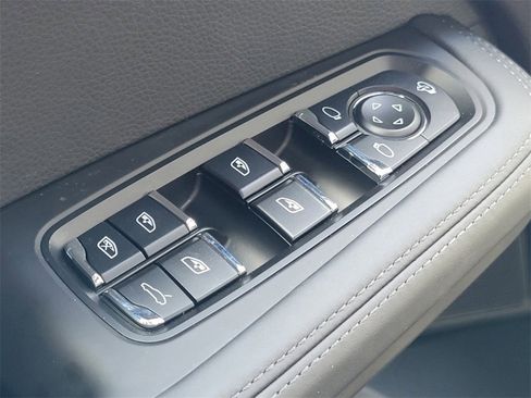 Used 2025 Porsche Macan image 18