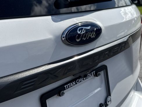 Used 2017 Ford Explorer XLT w/ Equipment Group 202A FWD image 14